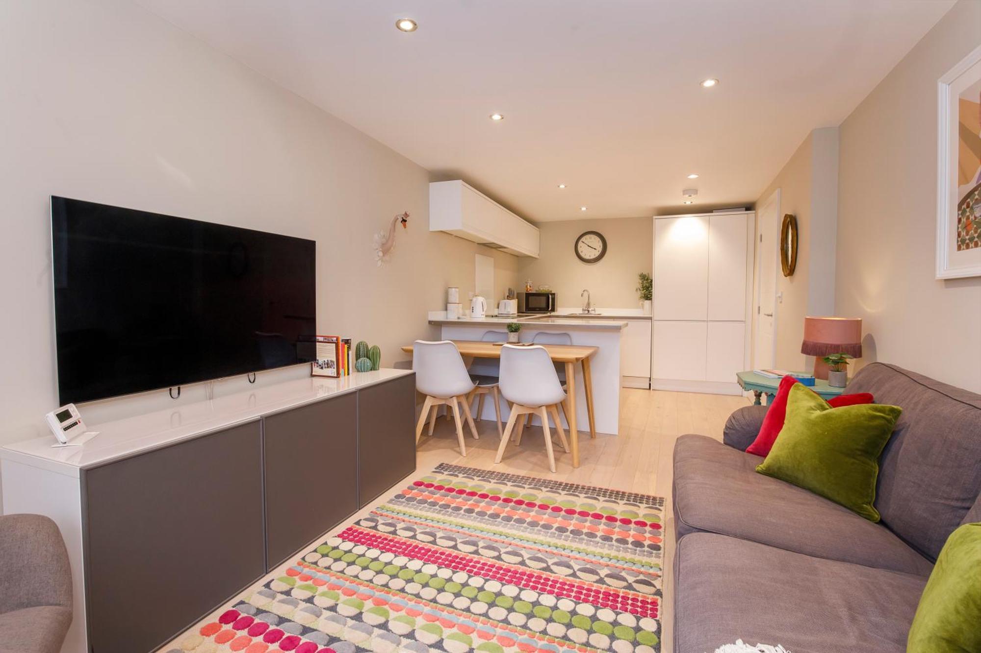 Compton Luxury Apartment-free Parking